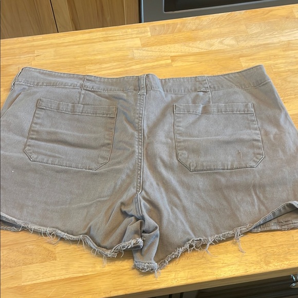 Faded Glory Tan Cargo Shorts with Distressed Hem - Picture 3 of 3